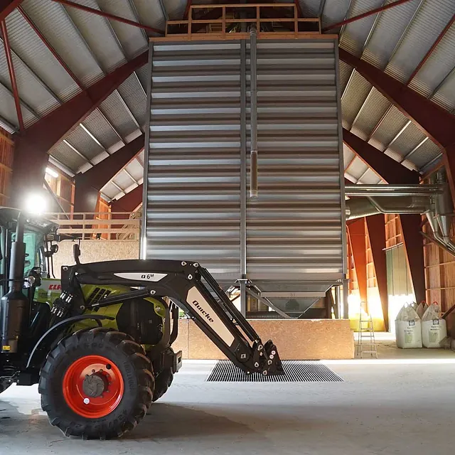 Claas-traktor klargjøres for arbeid i driftsbygningen hos Jørgen Thorshov.