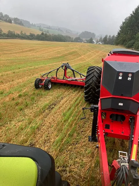 Kuhn Merge Maxx 950 samlerive, et landbruksutstyr designet for effektiv håndtering av avling