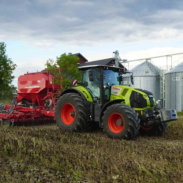 Jørgen Thorshov utfører direktesåing med moderne utstyr i Enebakk.